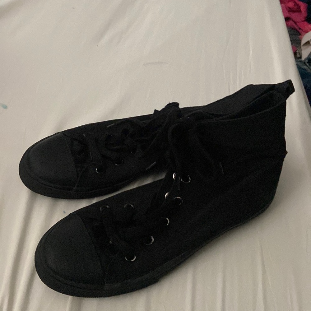 These are black shoes I’m selling.